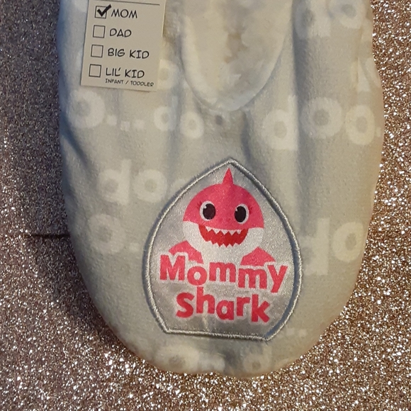 PINKFONG MOMMY SHARK SLIPPERS - Picture 2 of 6